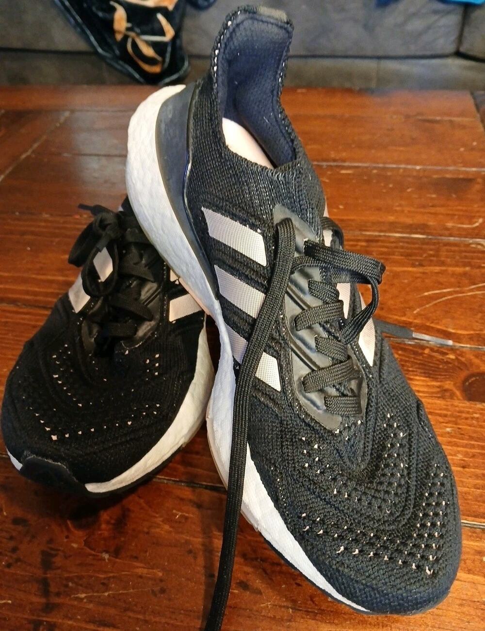 adidas Women’s UltraBoost Black/White Low Top Lace-Up Athletic Sneakers Size 7